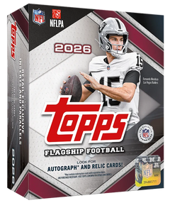 2026 Topps Flagship Football Mega Box – silberfarbene Verpackung mit Footballspieler im weissen Trikot