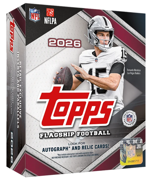 2026 Topps Flagship Football Mega Box – silberfarbene Verpackung mit Footballspieler im weissen Trikot