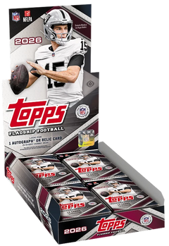 2026 Topps Flagship Football Hobby Box – geöffnetes Display mit hohem Deckel, Footballspieler und Packs