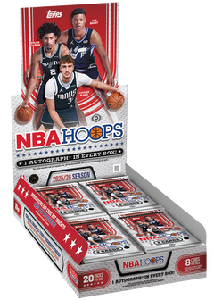 2025/26 Topps NBA Hoops Hobby Box – geöffnetes rot-weisses Display mit drei Basketballspielern und Packs